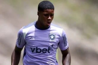 Arthur Cabral e Kadir brigam pela vaga de Chris Ramos no ataque do Botafogo