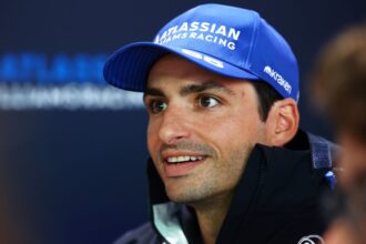 Sainz recorre a meme de Kermit para evitar comentário sobre polêmica da Ferrari