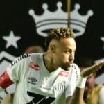 Dor no joelho tira Neymar de confronto com o Inter e coloca presença contra o Sport em dúvida
