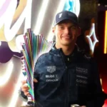 Verstappen encosta no líder após desclassificação da McLaren e prega cautela