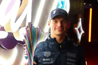 Verstappen encosta no líder após desclassificação da McLaren e prega cautela
