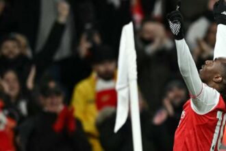 Arsenal goleia Tottenham por 4 a 1, segue isolado na ponta e sofre golaço de Richarlison