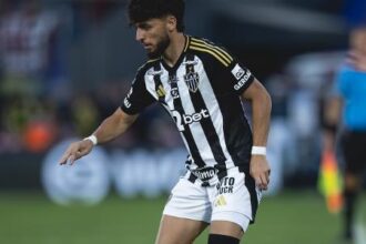 Jogadores do Atlético-MG confrontam torcedor que insultou Biel após vice na Sul-Americana