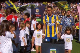 Jogadores do Estudiantes ficam de costas para Rosario Central em protesto contra a AFA