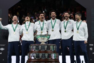Itália levanta o quarto troféu da Copa Davis em Bolonha após virada de Cobolli