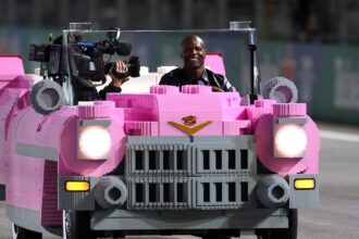 Terry Crews revive cena de “As Branquelas” ao lado de Verstappen, Norris e Russell na Fórmula 1