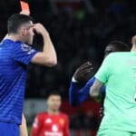 Gueye é expulso por brigar com colega aos 13 minutos em Manchester United x Everton