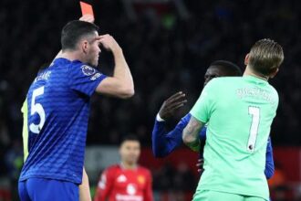 Gueye é expulso por brigar com colega aos 13 minutos em Manchester United x Everton