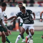 Torcedor do Goiás incendeia coleção de camisas após derrota que selou permanência na Série B