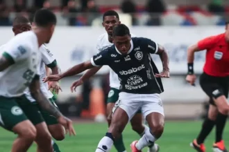 Torcedor do Goiás incendeia coleção de camisas após derrota que selou permanência na Série B