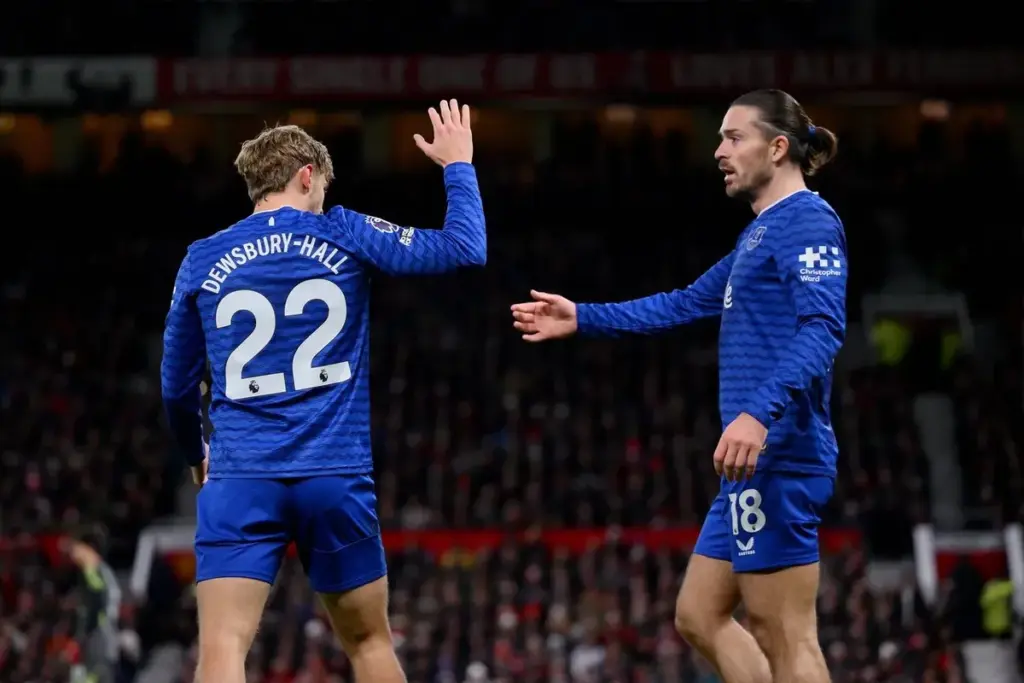 Everton supera expulsão de Gueye e vence Manchester United em Old Trafford