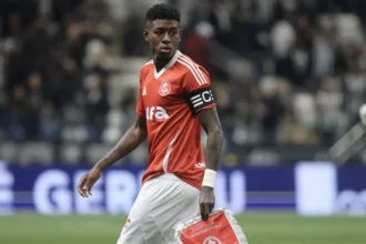 Vitão critica falta de eficiência e cobra reação coletiva do Inter após empate com o Santos
