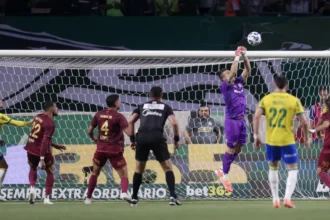 Seleção da 35ª rodada do Brasileirão exibe meio-campo estrangeiro e coloca Flamengo na liderança das indicações