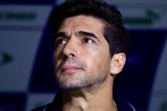 Flamengo ignora fala de Abel Ferreira sobre título “entregue” e mantém escalação completa