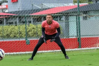 Botafogo-SP abre negociações para manter goleiro Victor Souza até 2026