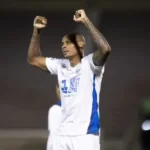 Cléber se despede do Avaí após bater recorde de gols na Série B