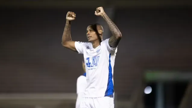 Cléber se despede do Avaí após bater recorde de gols na Série B