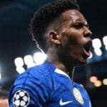 Estêvão decide e recebe aplausos em triunfo do Chelsea sobre o Barcelona na Champions