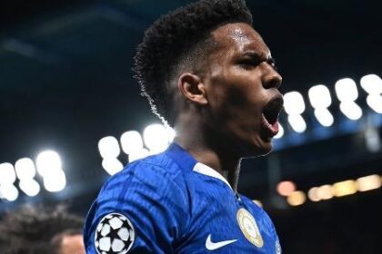 Estêvão decide e recebe aplausos em triunfo do Chelsea sobre o Barcelona na Champions