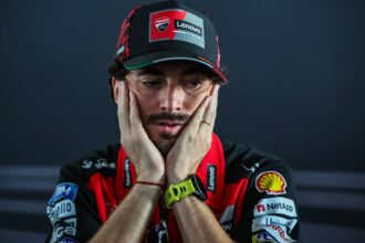 Pilotos da MotoGP questionam carga do calendário após temporada marcada por lesões