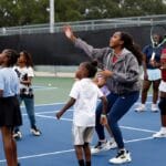 Coco Gauff comanda clínica para crianças em quadras revitalizadas de Nova Orleans