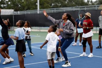Coco Gauff comanda clínica para crianças em quadras revitalizadas de Nova Orleans