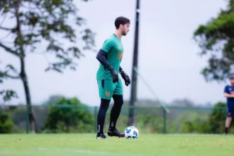 Cuiabá abre conversas para contratar o goleiro Caíque França, do Sport
