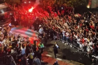 Torcida faz festa em Lima após chegada do Flamengo para a final da Libertadores