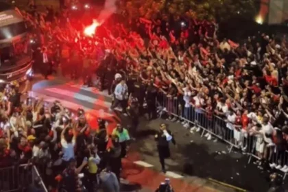 Torcida faz festa em Lima após chegada do Flamengo para a final da Libertadores