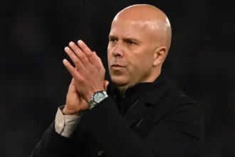 Arne Slot reconhece risco de demissão após nona derrota do Liverpool em 12 jogos