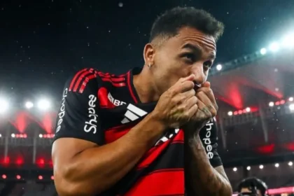 Danilo pode se tornar único bicampeão de Champions e Libertadores se Flamengo vencer o Palmeiras