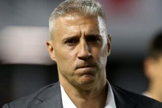 Após goleada, Crespo cobra reformulação no São Paulo e descarta saída imediata