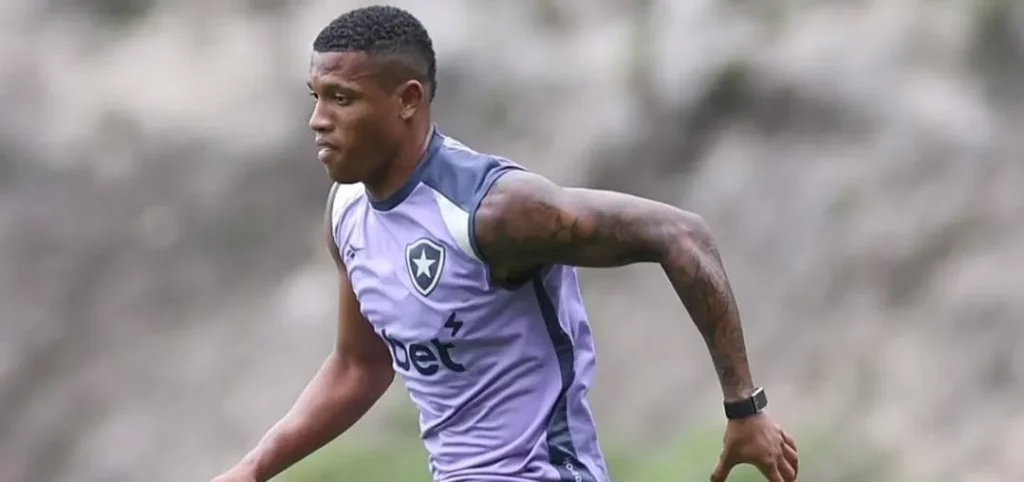 Lesão na coxa afasta Danilo do Botafogo contra o Corinthians