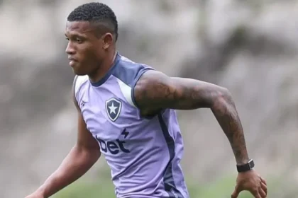 Lesão na coxa afasta Danilo do Botafogo contra o Corinthians