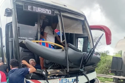 Ônibus com 45 torcedores do Fortaleza colide com caminhão na volta de Bragança Paulista