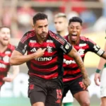 Multidão recebe elenco do Flamengo em desfile de campeão da Libertadores no centro do Rio