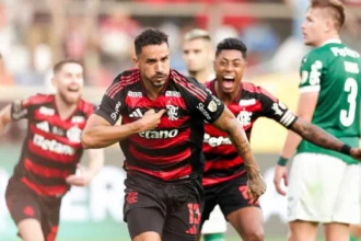 Multidão recebe elenco do Flamengo em desfile de campeão da Libertadores no centro do Rio