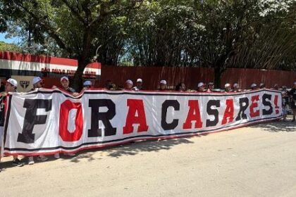 Torcedores fazem ato em frente ao portão 7 do São Paulo e pedem saída de Julio Casares