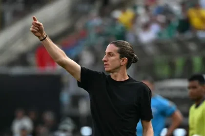 Filipe Luís alcança marca rara e conquista a Libertadores como jogador e treinador
