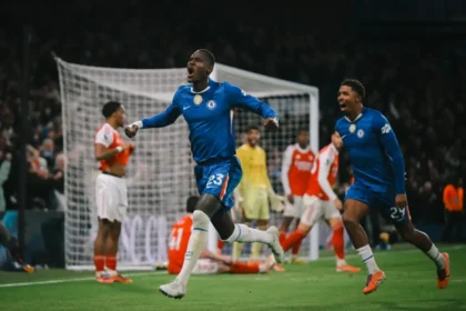 Clássico em Londres termina empatado, e Arsenal mantém liderança mesmo com um a mais