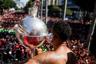 Multidão comemora título do Flamengo nas ruas do Rio e colunista critica elitização do Maracanã
