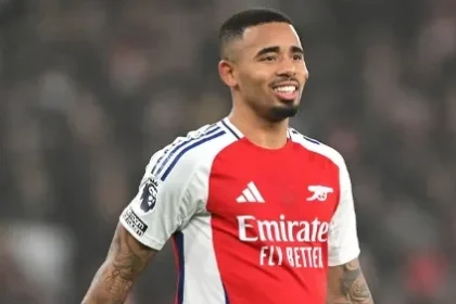 Gabriel Jesus volta a ser relacionado pelo Arsenal após 322 dias fora por lesão no joelho