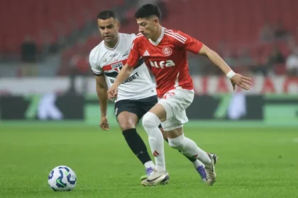 São Paulo e Internacional duelam na Vila Belmiro por objetivos opostos no Brasileirão