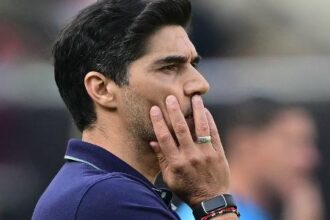 Abel Ferreira posterga assinatura de contrato após vice na Libertadores, mas garante permanência no Palmeiras