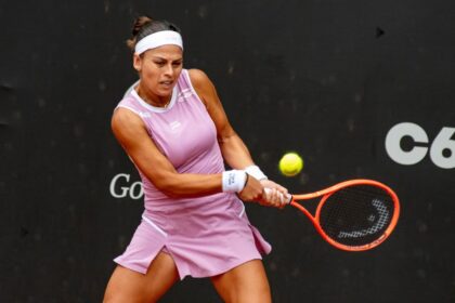 Carol Meligeni cai na estreia em Quito após batalha de mais de 3 horas