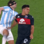 Santiago Sosa atinge rosto de Oviedo, é expulso e vira desfalque do Racing contra o Boca