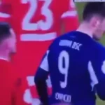 Jogador do Hertha Berlin toma bilhete tático de adversário em vitória por 6 a 1 na Copa da Alemanha