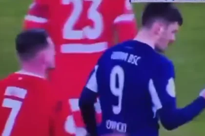 Jogador do Hertha Berlin toma bilhete tático de adversário em vitória por 6 a 1 na Copa da Alemanha