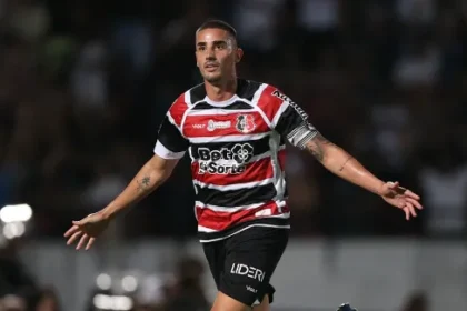 Thiago Galhardo critica direção do Santa Cruz, faz paralelo com o Vasco e admite pensar em parar de jogar