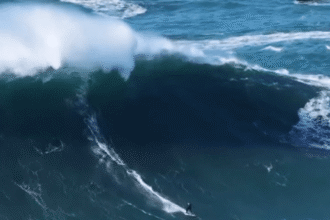 Carlos Burle relata apuro em onda gigante em Nazaré e diz ter vivido “pior caldo” da carreira